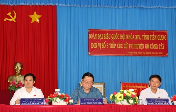 Thượng tướng Nguyễn Trọng Nghĩa, Bí thư Trung ương Đảng, Trưởng ban Tuyên giáo Trung ương (ngồi giữa) cùng đoàn đại biểu Quốc hội tỉnh Tiền Giang tại buổi tiếp xúc với cử tri.